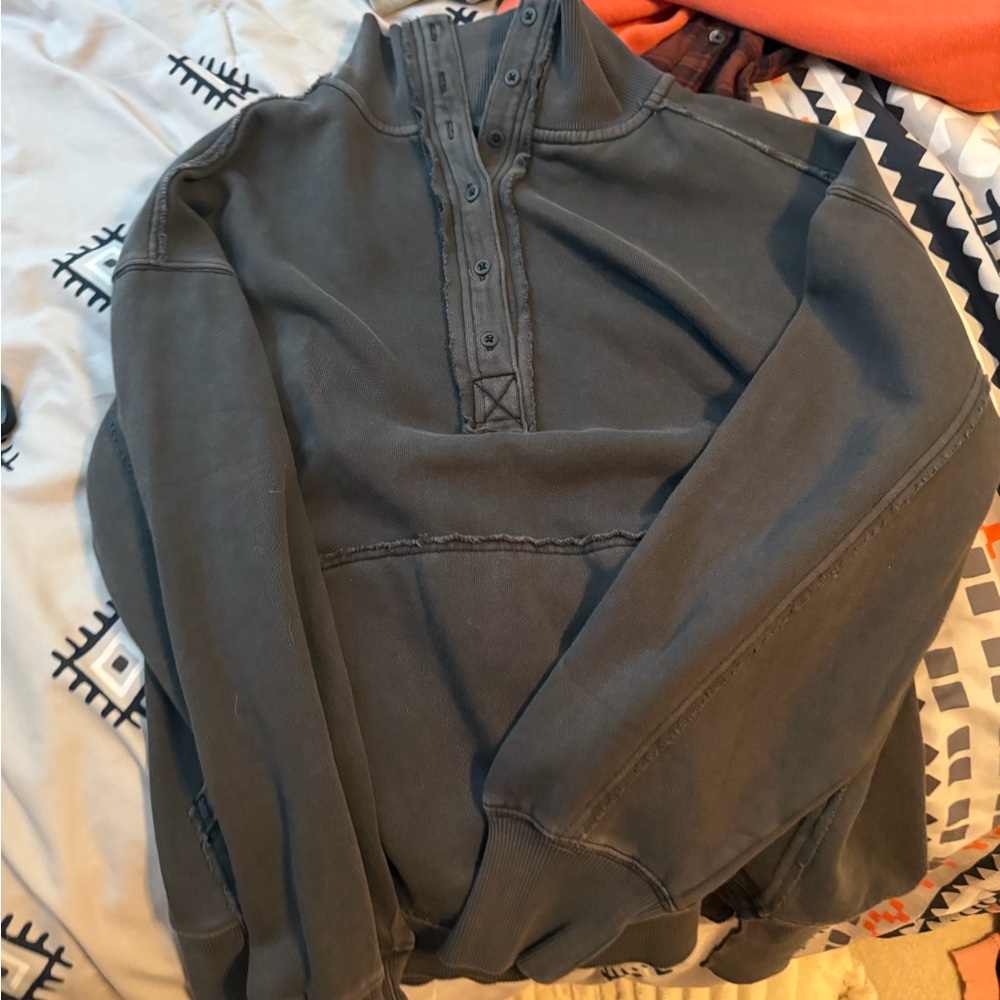 Women's Black Pullover Sweatshirt